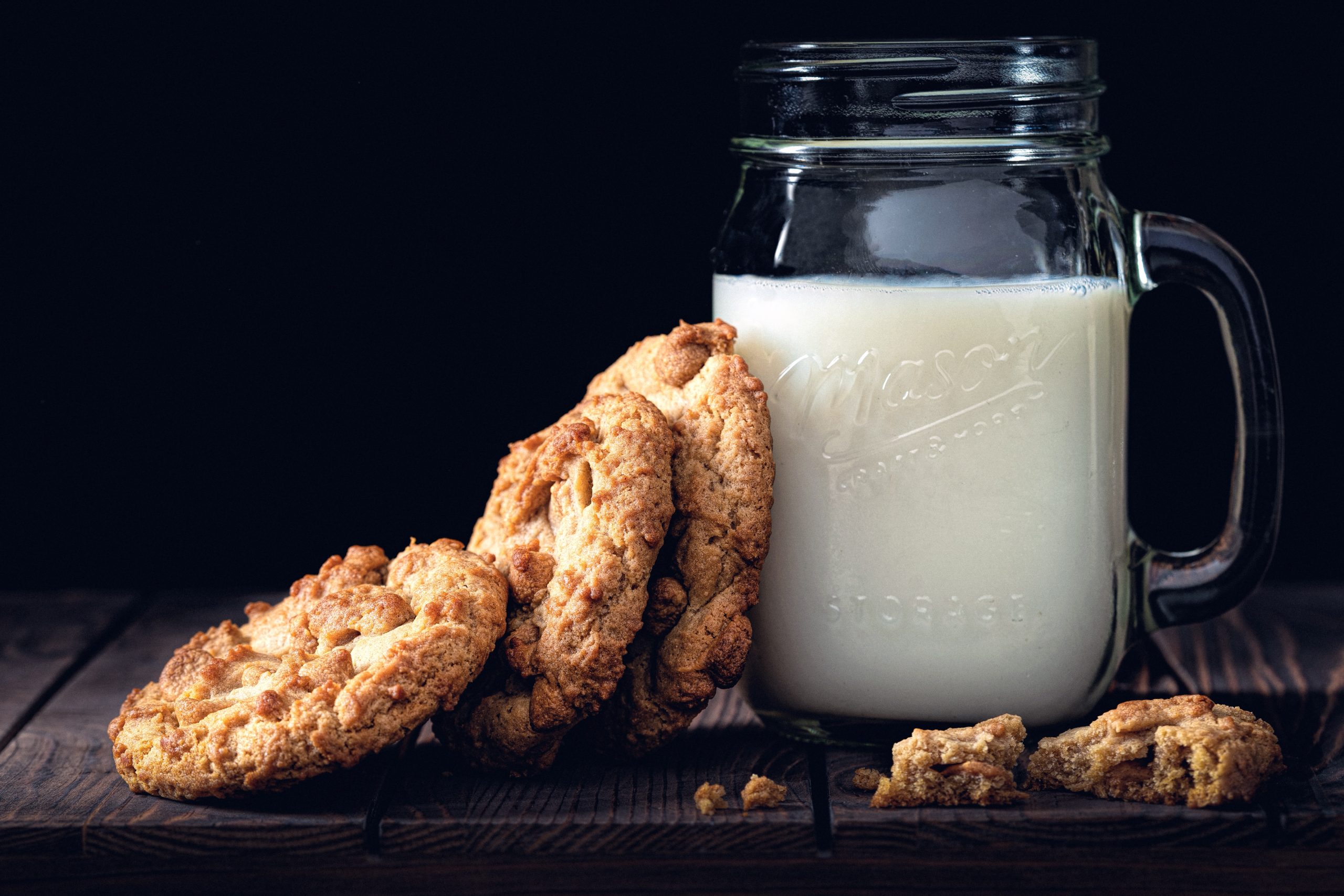 tarro de cristal lleno de leche y galletas