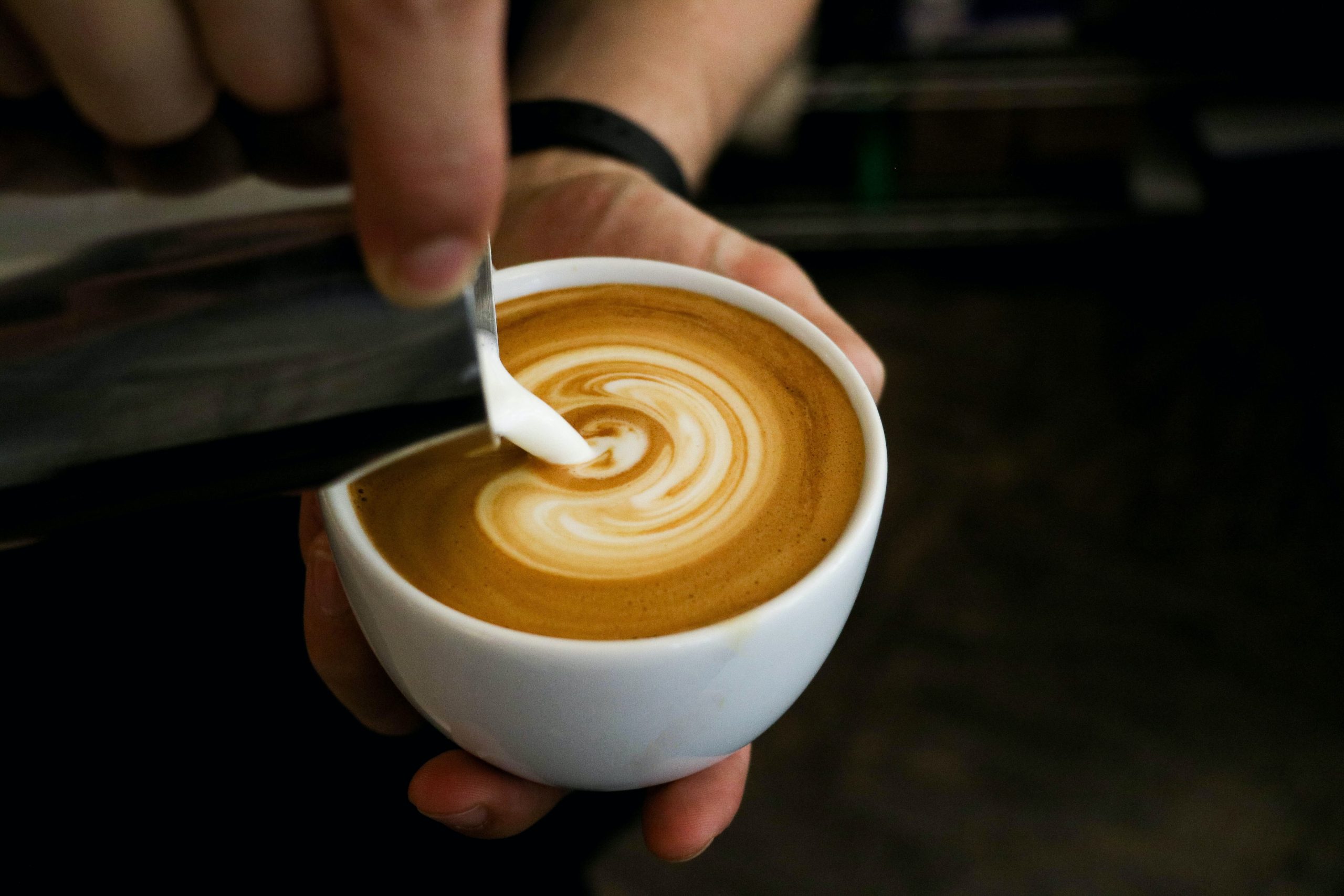 taza blanca con café