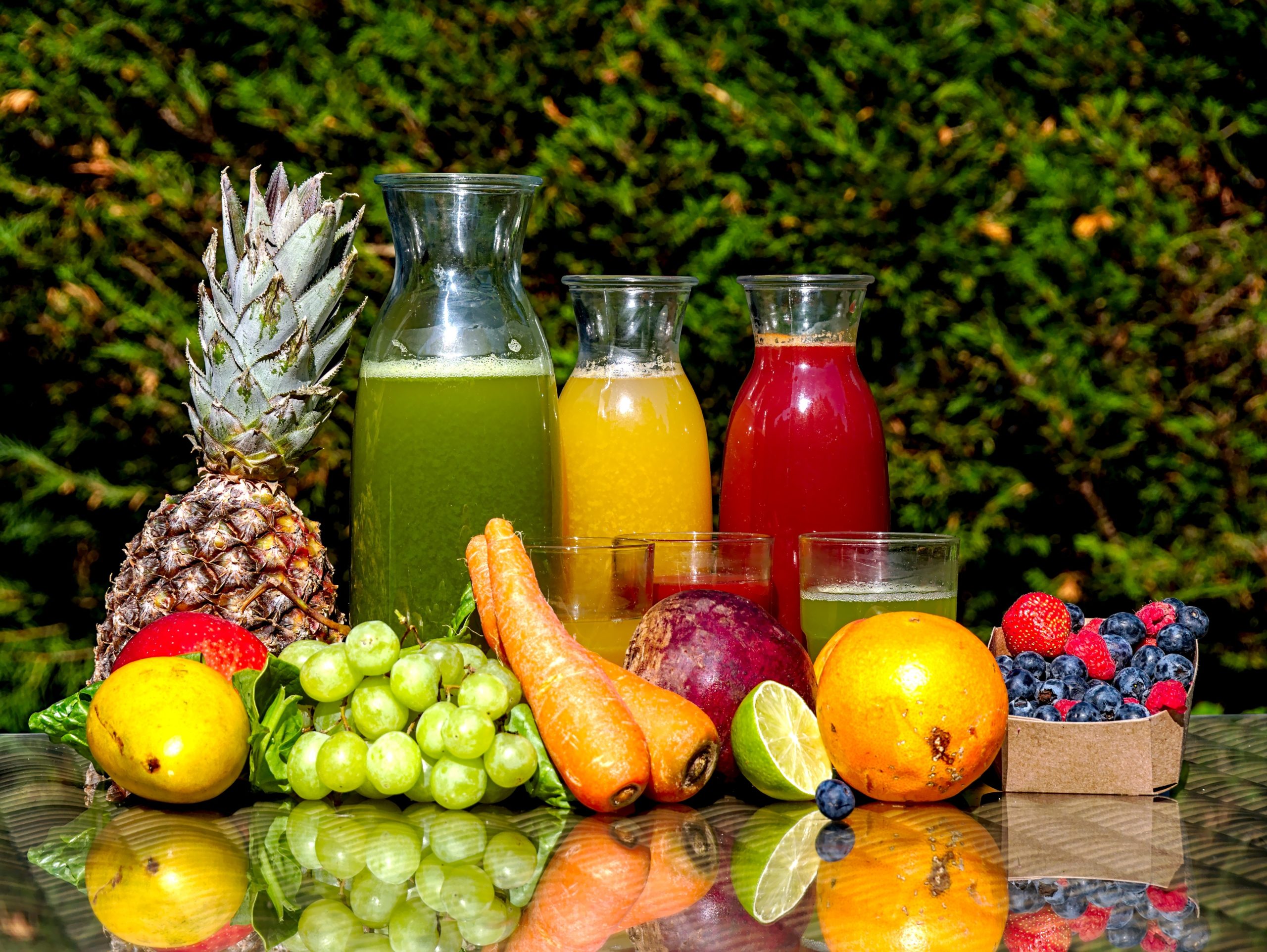 frutas y verduras en frasco de vidrio transparente